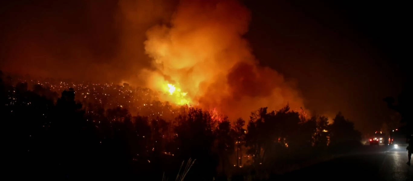 Φωτιά στο Διόνυσο: Ξεκίνησε μόλις 30 μέτρα από τα σπίτια - Σε ύφεση η πυρκαγιά (βίντεο-φωτο)